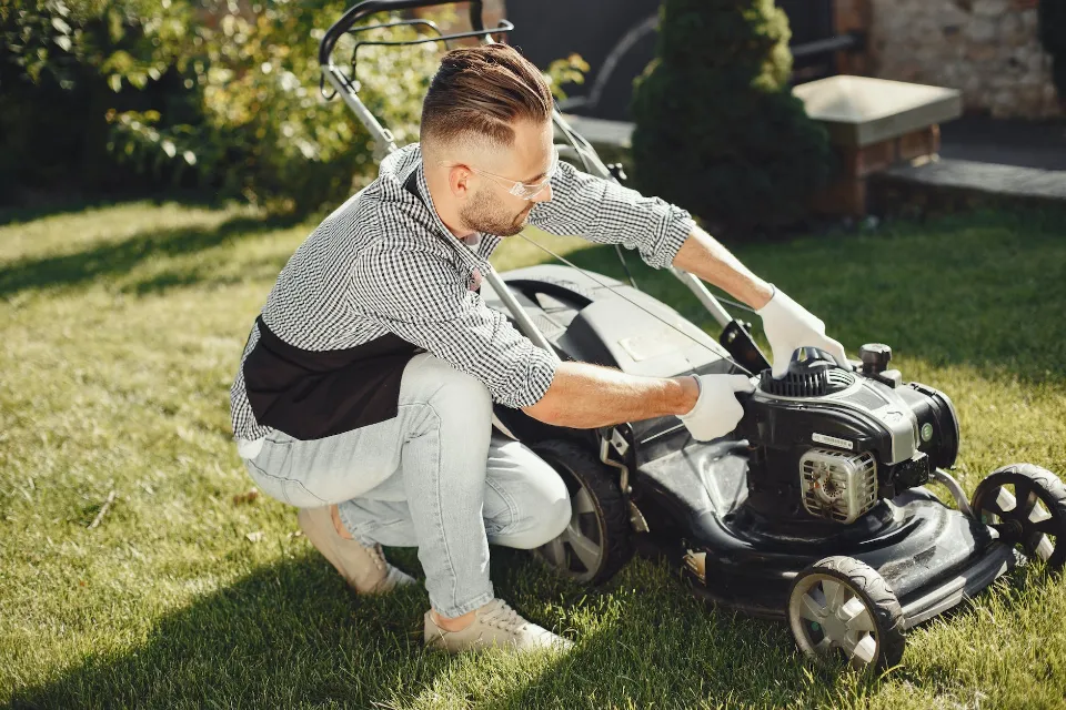 What Kind of Oil Goes in Lawn Mowers - What to Pay Attention
