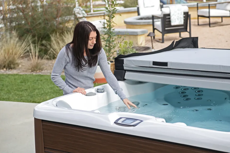 How to Clean a Hot Tub – What Do You Use to Clean?